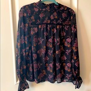 Blouse with floral print.